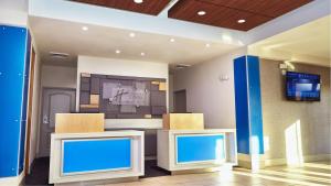 Holiday Inn Express Hotel & Suites Corona, an IHG Hotel