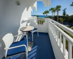 Balkón alebo terasa v ubytovaní Corallium Beach by Lopesan Hotels - Adults Only