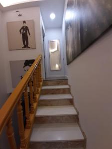 un pasillo con escaleras con una foto de un hombre en la pared en Great house in Malaga, en Málaga