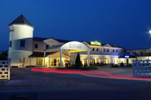hotel w nocy z oświetlonym budynkiem w obiekcie Spa Hotel Gloria w mieście Przemyśl