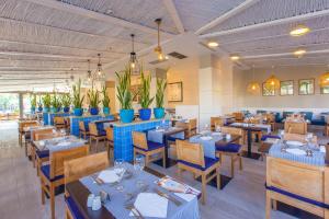 Reštaurácia alebo iné gastronomické zariadenie v ubytovaní Corallium Beach by Lopesan Hotels - Adults Only
