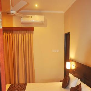 Postel nebo postele na pokoji v ubytování MercuryFM 101 Yarl Mercury Inn - Jaffna