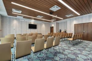 een vergaderzaal met stoelen en een podium bij Holiday Inn Express & Suites Charlotte - Ballantyne, an IHG Hotel in Charlotte