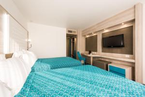 een hotelkamer met 2 bedden en een flatscreen-tv bij Hotel Casa Blanca in Mexico-Stad