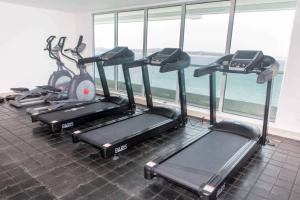 Fitnesscenter och/eller fitnessfaciliteter på Modern 1BR WiFi Breathtaking Oceanviews by Huespedia