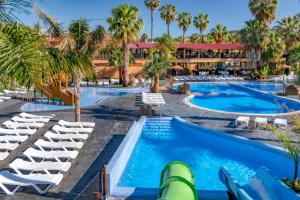ピネダ・デ・マールにあるCamping Enmarのリゾートのプールの景色を望めます。