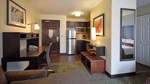 Кухня или мини-кухня в Staybridge Suites - Cincinnati North, an IHG Hotel
