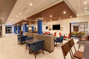 TV/trung tâm giải trí tại Holiday Inn Express & Suites - Dodge City by IHG