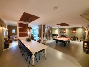 a living room with a ping pong table in it at B&B Resort Tremele in Dreumel