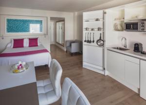 a hotel room with a bed and a kitchen at Flamingo Beach Mate in Adeje