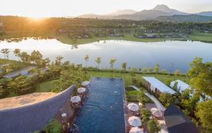 una vista aerea di un grande corpo idrico di Flamingo Dai Lai Resort - by BAY LUXURY a Yen