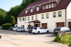 un grupo de coches estacionados frente a un edificio en Gasthof Adler en Weinstadt