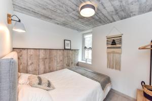 a bedroom with two beds and a window at Stunning Seaside Haus in Palanga