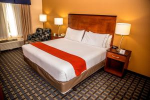 Ein Bett oder Betten in einem Zimmer der Unterkunft Holiday Inn Express Hotel & Suites Cocoa Beach, an IHG Hotel