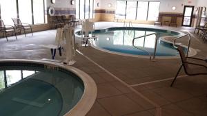 Πισίνα στο ή κοντά στο Holiday Inn Express & Suites Cambridge by IHG