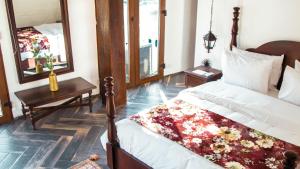 Schlafzimmer mit einem Bett, einem Tisch und einem Spiegel in der Unterkunft Soy local insignia in Cartagena de Indias