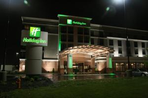 un edificio de hospital por la noche con luces verdes en Holiday Inn Columbus-Hilliard, an IHG Hotel, en New Rome