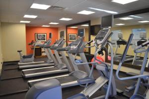 un gimnasio con cintas de correr y máquinas de ejercicio cardiovascular en Holiday Inn Express & Suites Golden, an IHG Hotel en Golden