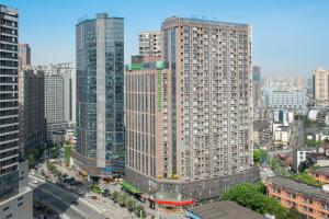 成都市にあるHoliday Inn Express Chengdu West Gate by IHGの高層建築の街並み
