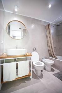 La salle de bains est pourvue d'un lavabo, de toilettes et d'un miroir. dans l'établissement Boutique Design Studio in Palermo Soho, à Buenos Aires