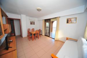 a living room with a table and a dining room at Apartamento Olimpo Orange Costa in Benicàssim