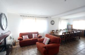 a living room with two chairs and a table at A Quinta de Lapido in Ortoño