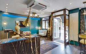 a living room with blue walls and a dining room at Carladez Cambronne in Paris