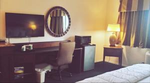 TV a/nebo společenská místnost v ubytování GuestHouse Inn Enumclaw