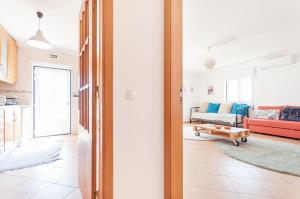 un soggiorno con un divano e un tavolo di Apartment Praia da Arrifana! ad Aljezur