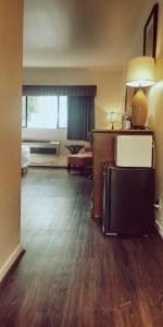 Postel nebo postele na pokoji v ubytování GuestHouse Inn Enumclaw