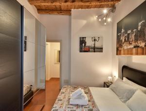 ein Schlafzimmer mit einem Bett in einem Zimmer in der Unterkunft Sole&Luna Comolake Apartments in Como