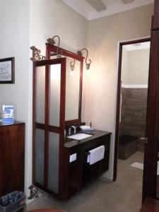 ein Bad mit einem Waschbecken und einem Spiegel in der Unterkunft Casa Italia Luxury Guest House - Adults Only in Mérida