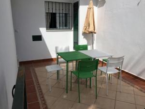 a green table and chairs in a room at FANTASTICAS ZONAS COMUNES in Caleta De Velez