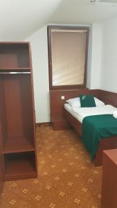 Posteľ alebo postele v izbe v ubytovaní Penzión Poľovník