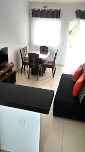 sala de estar con sofá, mesa y sillas en Hospedagem na praia Taperapuan, en Porto Seguro