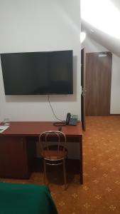 Televízia a/alebo spoločenská miestnosť v ubytovaní Penzión Poľovník