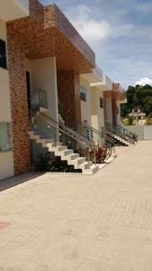 un edificio con escaleras a un lado en Hospedagem na praia Taperapuan, en Porto Seguro