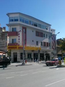 a building on the corner of a street at Sirin Hotel in Corum