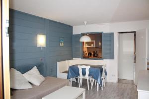 a living room with a couch and a table at L'olympic in Val Thorens