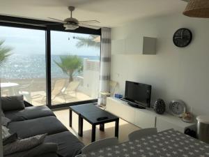 TV a/nebo společenská místnost v ubytování Bungalow de Lujo a pie de playa en Aguadulce