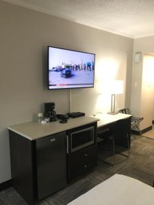 En TV eller et underholdningssystem på Homestead Inn & Suites