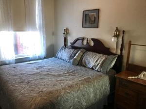 a bedroom with a bed and a window at Historic Franklin Hotel in Deadwood