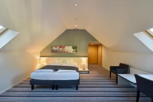 una camera da letto con letto in mansarda di Hotel Vitznauerhof - Lifestyle Hideaway at Lake Lucerne a Vitznau