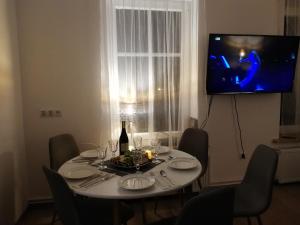 Televízia a/alebo spoločenská miestnosť v ubytovaní Apartament Nectar Pond