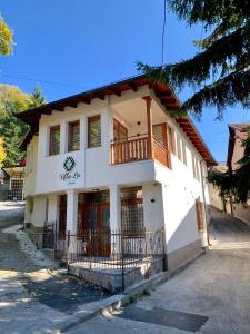サラエボにあるVilla Laの通りに面した白い建物