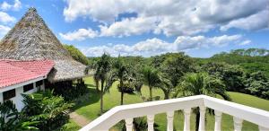 - un balcon avec vue sur une maison arborée dans l'établissement Guacamaya Lodge, à Paraíso