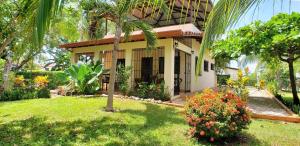 Κήπος έξω από το Guacamaya Lodge