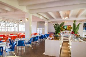 Un restaurante o sitio para comer en Sol Caribe Campo All Inclusive