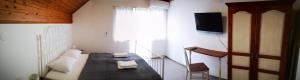 Camera piccola con letto e finestra di Vas Lipa 8 - 36 a Podcetrtek