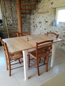 uma mesa de madeira com duas cadeiras e uma mesa e uma mesa em La Chabottine Vercors em Saint-Just-de-Claix